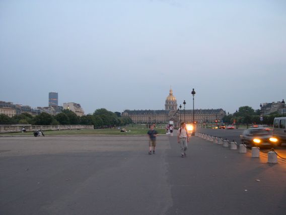  Les Invalides un soir d'été 2003. Au loin, la Tour Montparnasse.